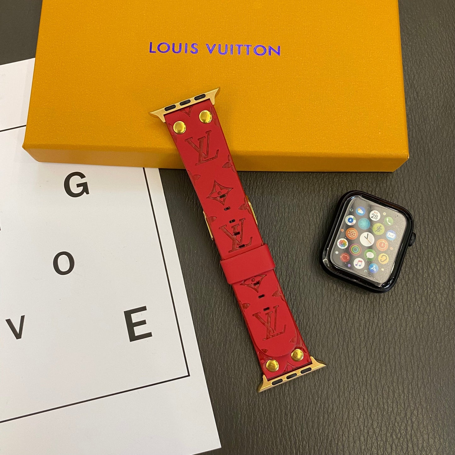 Bracelet de rechange Apple avec décoration en rivets et monogramme en relief WATCH BANDS - Iphonecasehouse