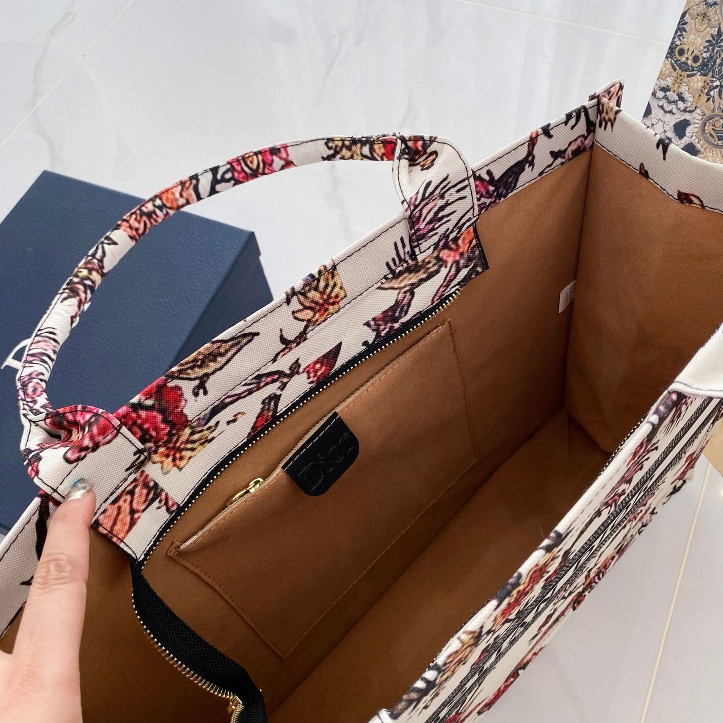 Chic & Refined: Light Luxury Leather Handbag - Iphonecasehouse
