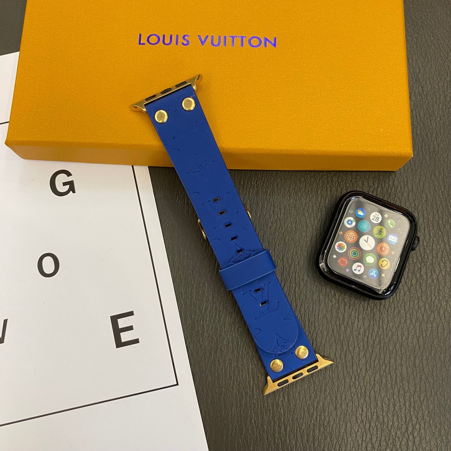 Bracelet de rechange Apple avec décoration en rivets et monogramme en relief WATCH BANDS - Iphonecasehouse