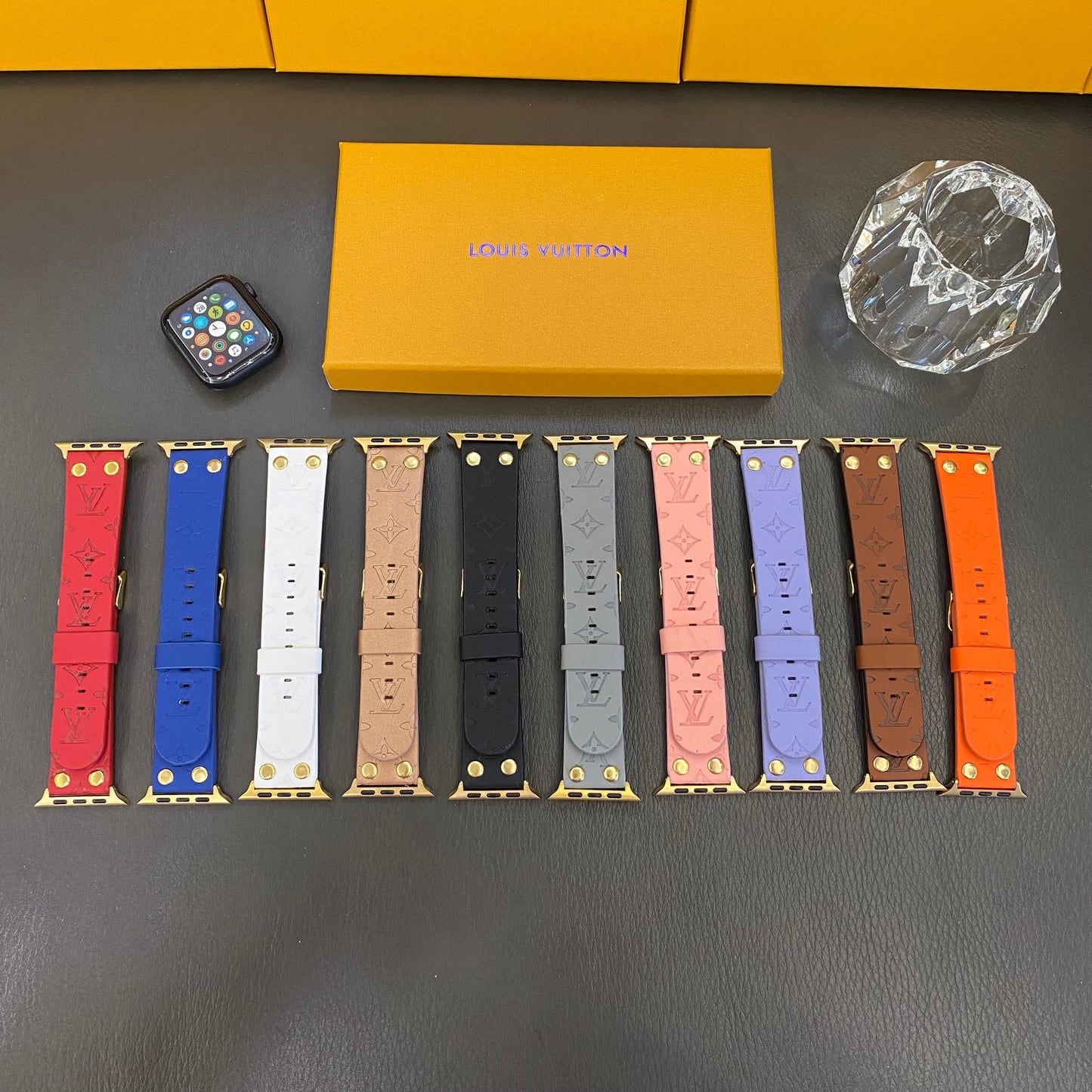 Bracelet de rechange Apple avec décoration en rivets et monogramme en relief WATCH BANDS - Iphonecasehouse