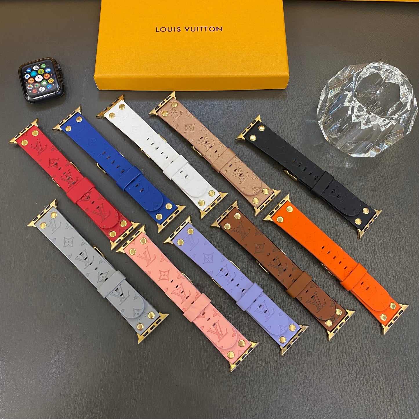 Bracelet de rechange Apple avec décoration en rivets et monogramme en relief WATCH BANDS - Iphonecasehouse