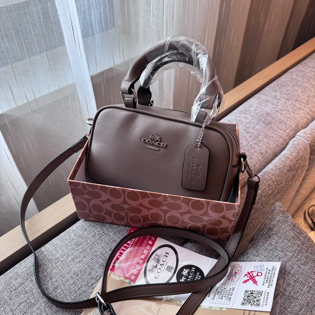 Elegant Leather Handbag: A Touch of Light Luxury - Iphonecasehouse