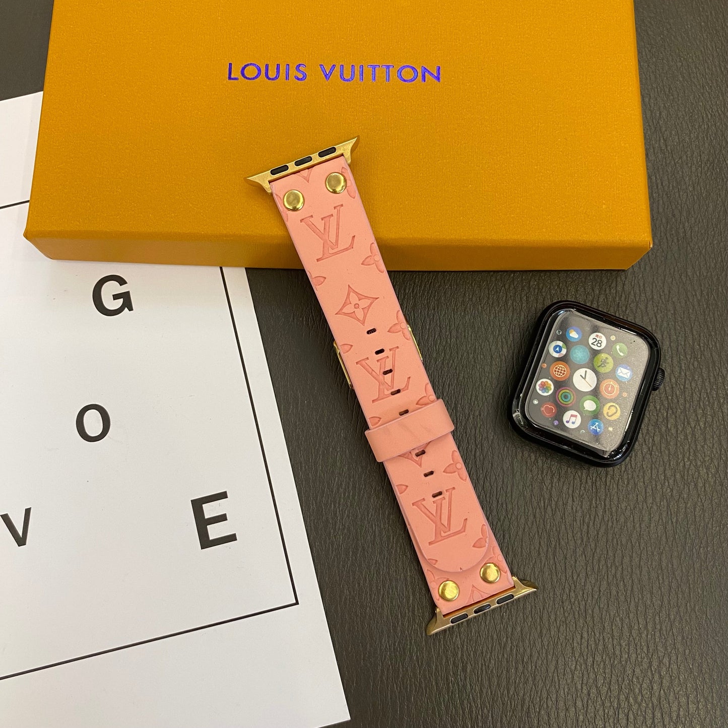 Bracelet de rechange Apple avec décoration en rivets et monogramme en relief WATCH BANDS - Iphonecasehouse