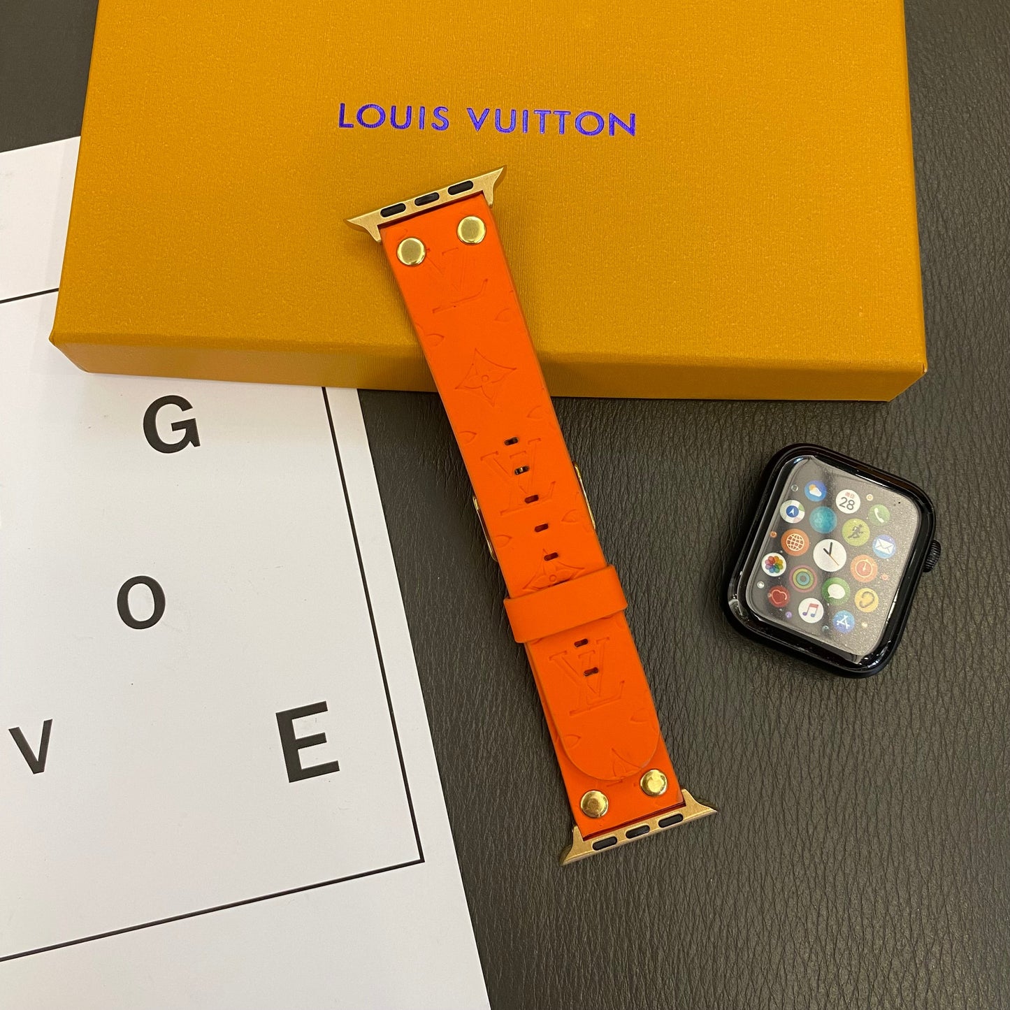 Bracelet de rechange Apple avec décoration en rivets et monogramme en relief WATCH BANDS - Iphonecasehouse