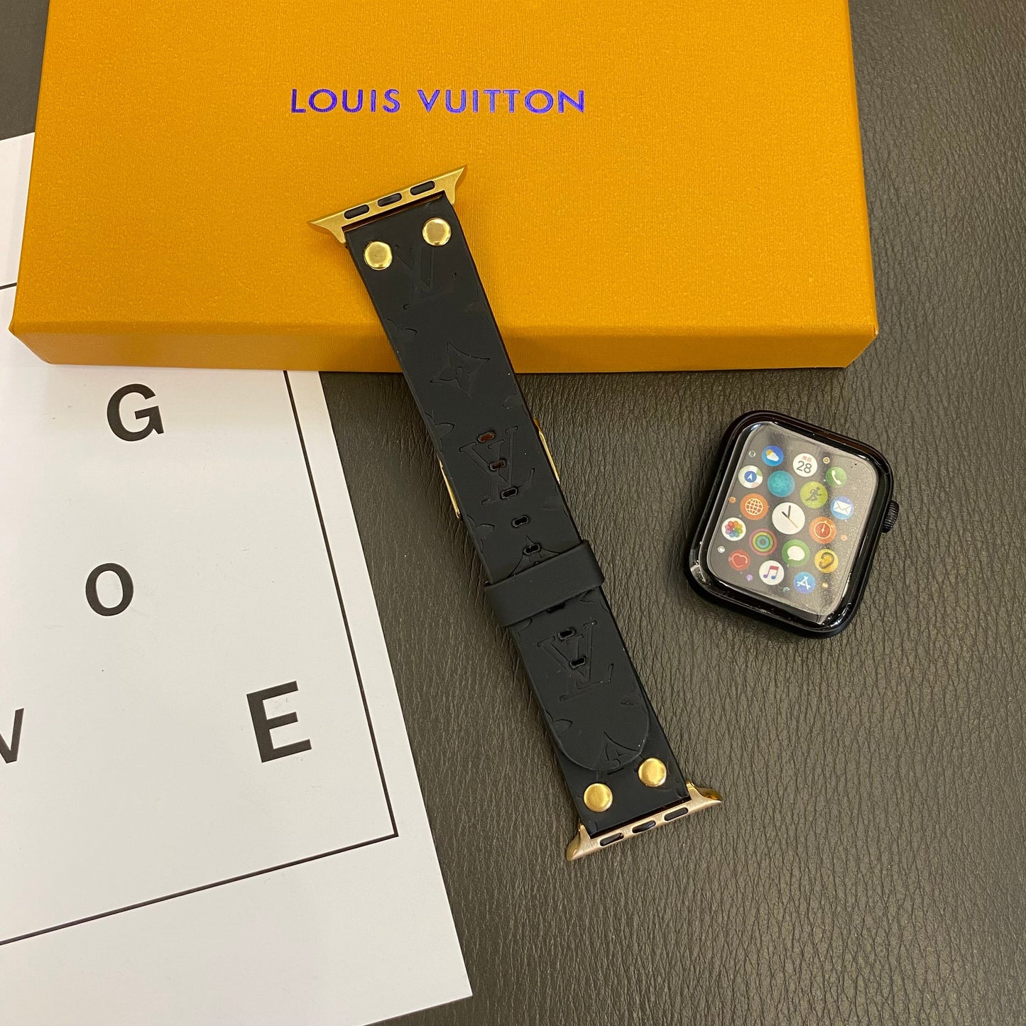 Bracelet de rechange Apple avec décoration en rivets et monogramme en relief WATCH BANDS - Iphonecasehouse