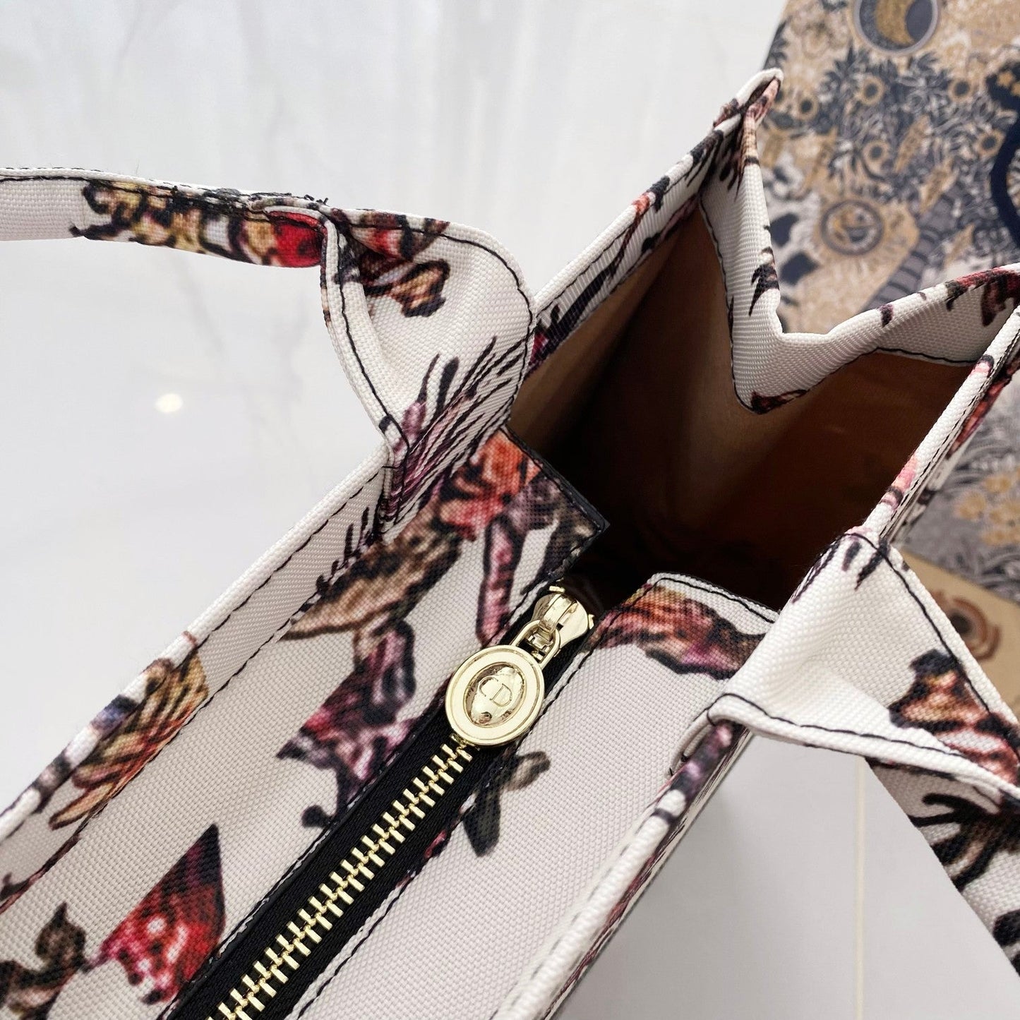 Chic & Refined: Light Luxury Leather Handbag - Iphonecasehouse