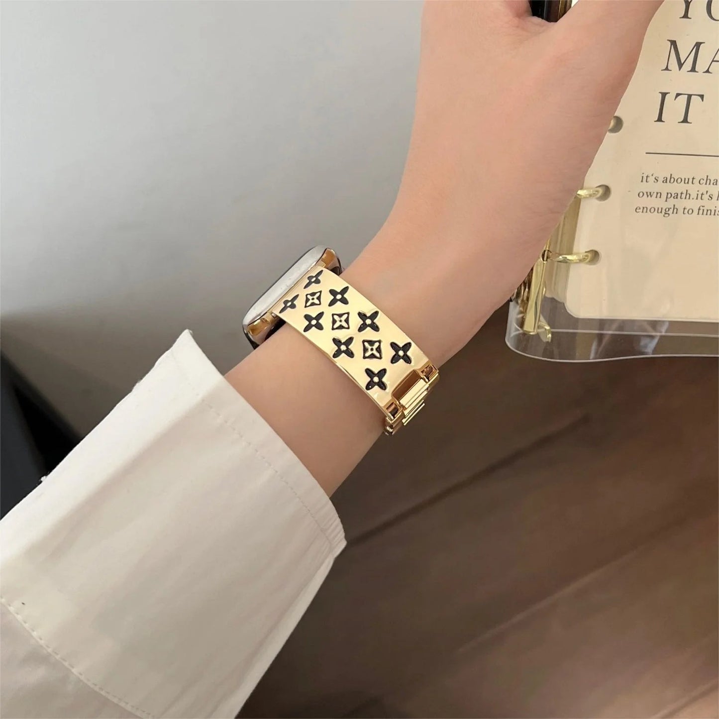 EMBOSSED METAL APPLE WATCH STRAP - Iphonecasehouse