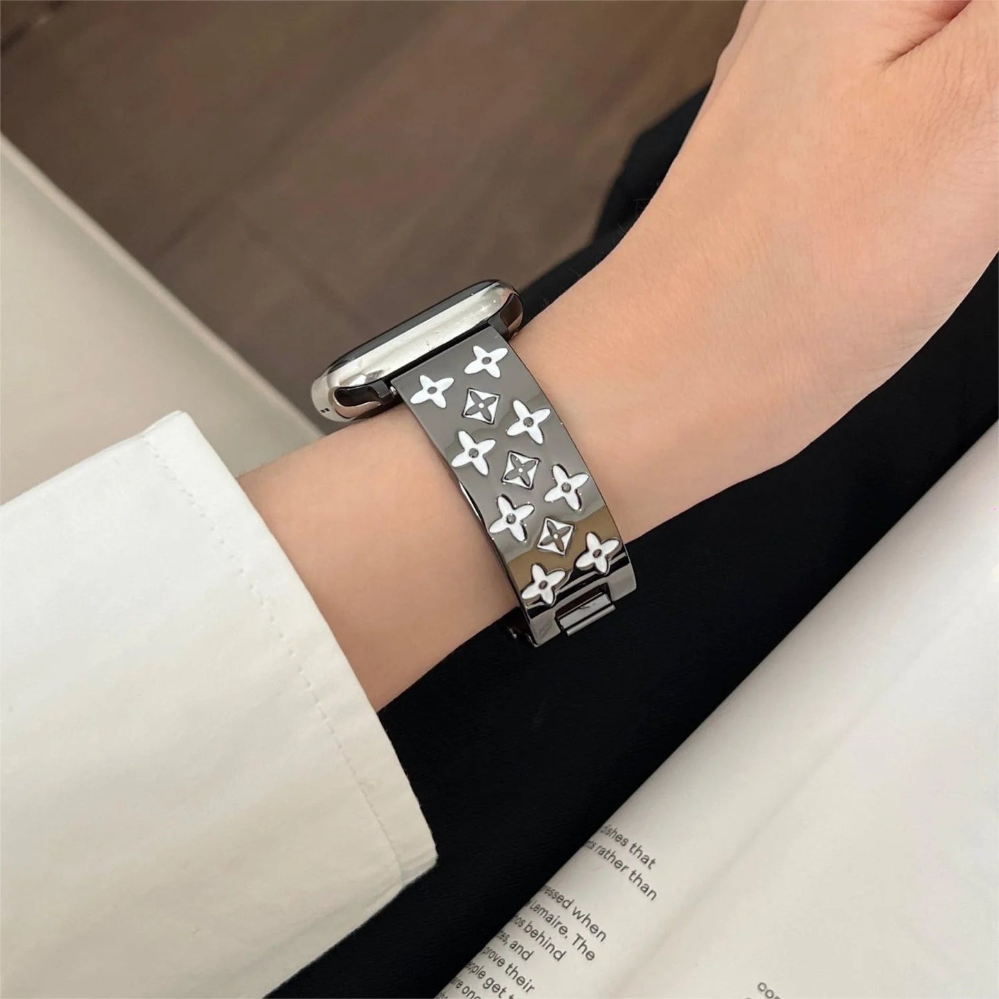 EMBOSSED METAL APPLE WATCH STRAP - Iphonecasehouse