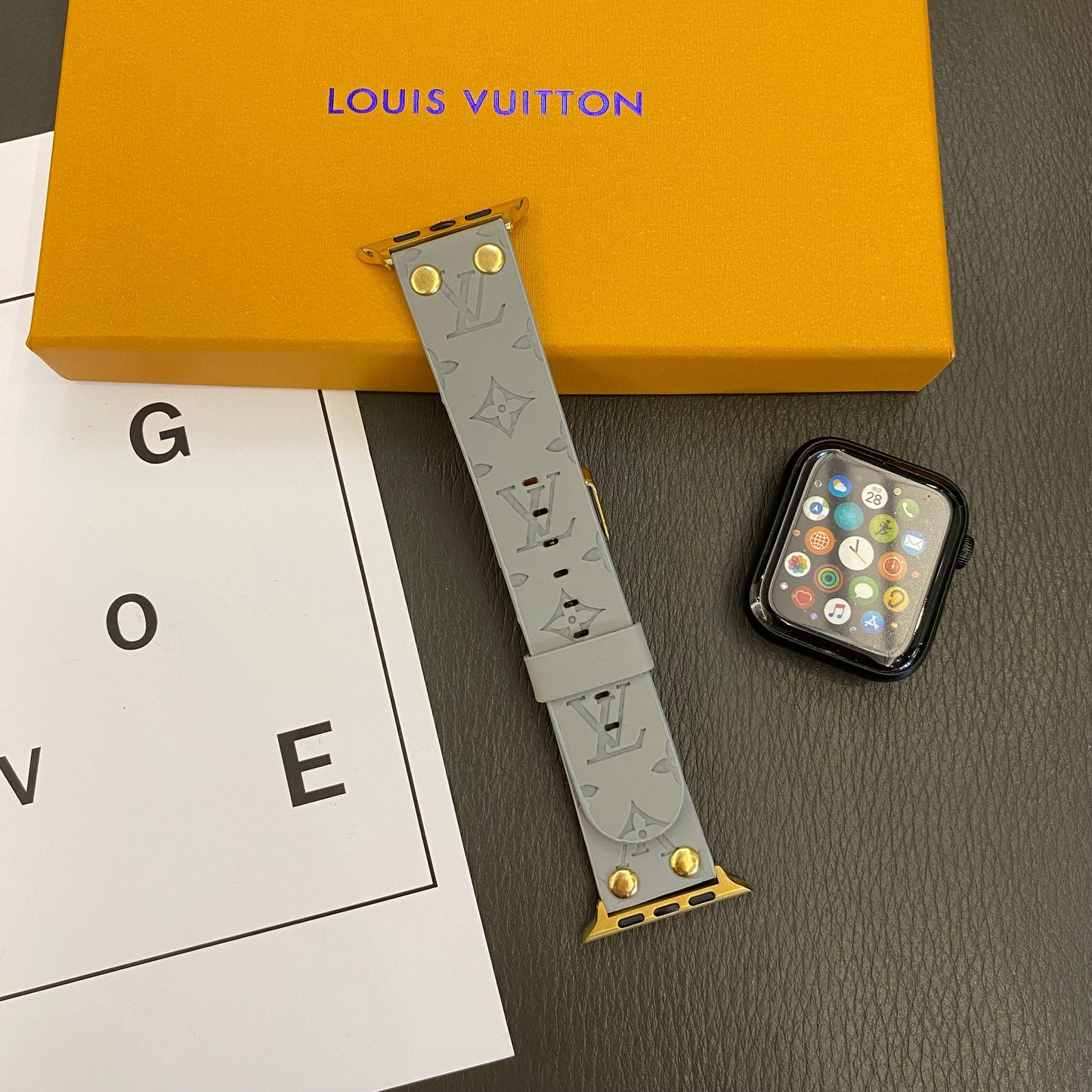Bracelet de rechange Apple avec décoration en rivets et monogramme en relief WATCH BANDS - Iphonecasehouse