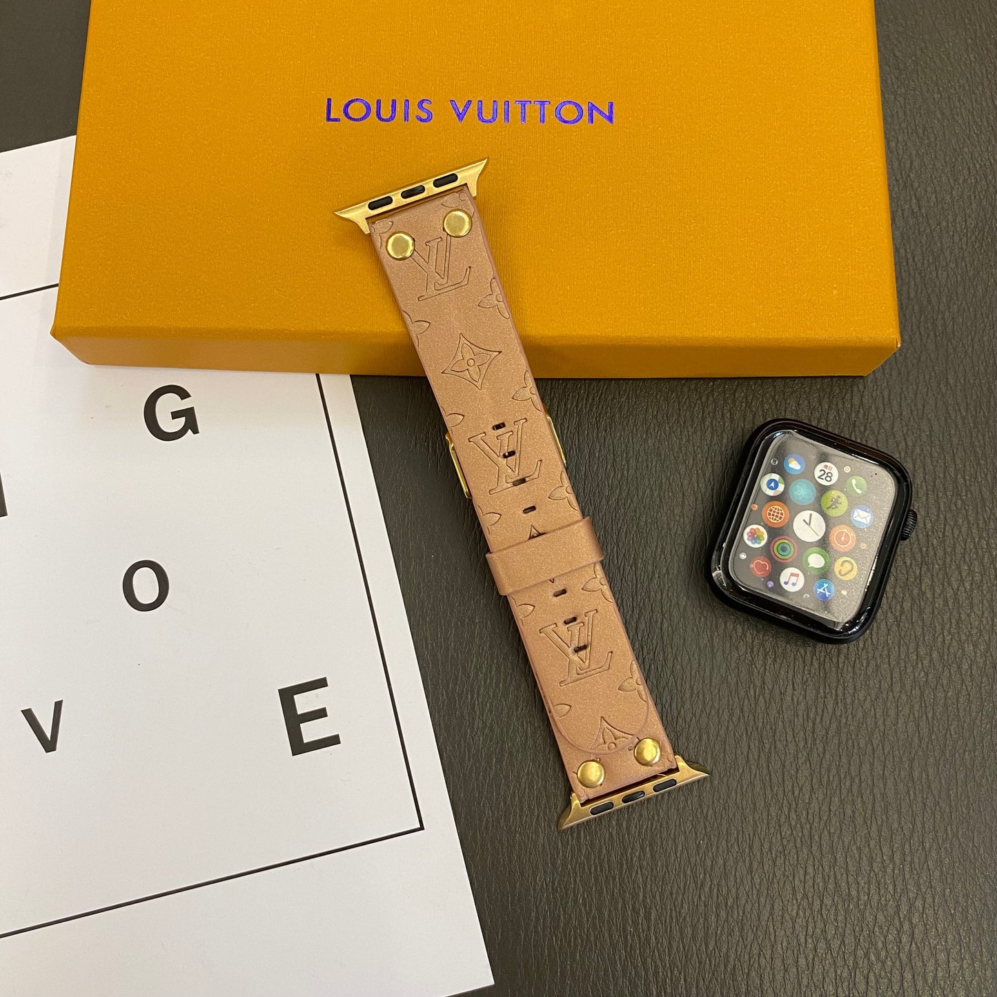 Bracelet de rechange Apple avec décoration en rivets et monogramme en relief WATCH BANDS - Iphonecasehouse