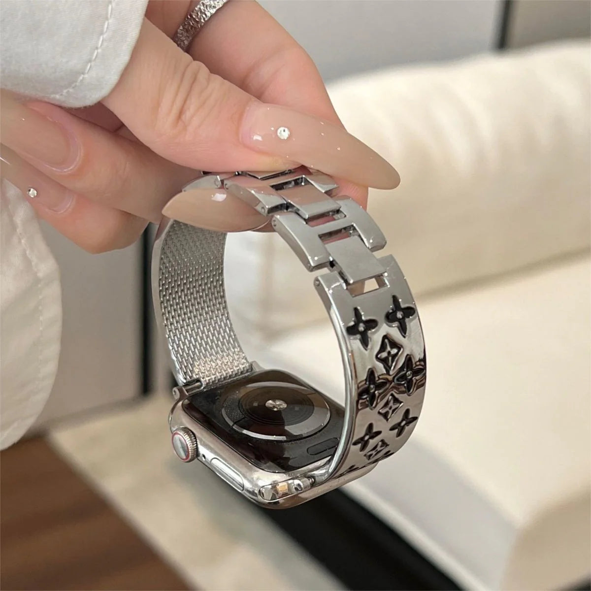 EMBOSSED METAL APPLE WATCH STRAP - Iphonecasehouse