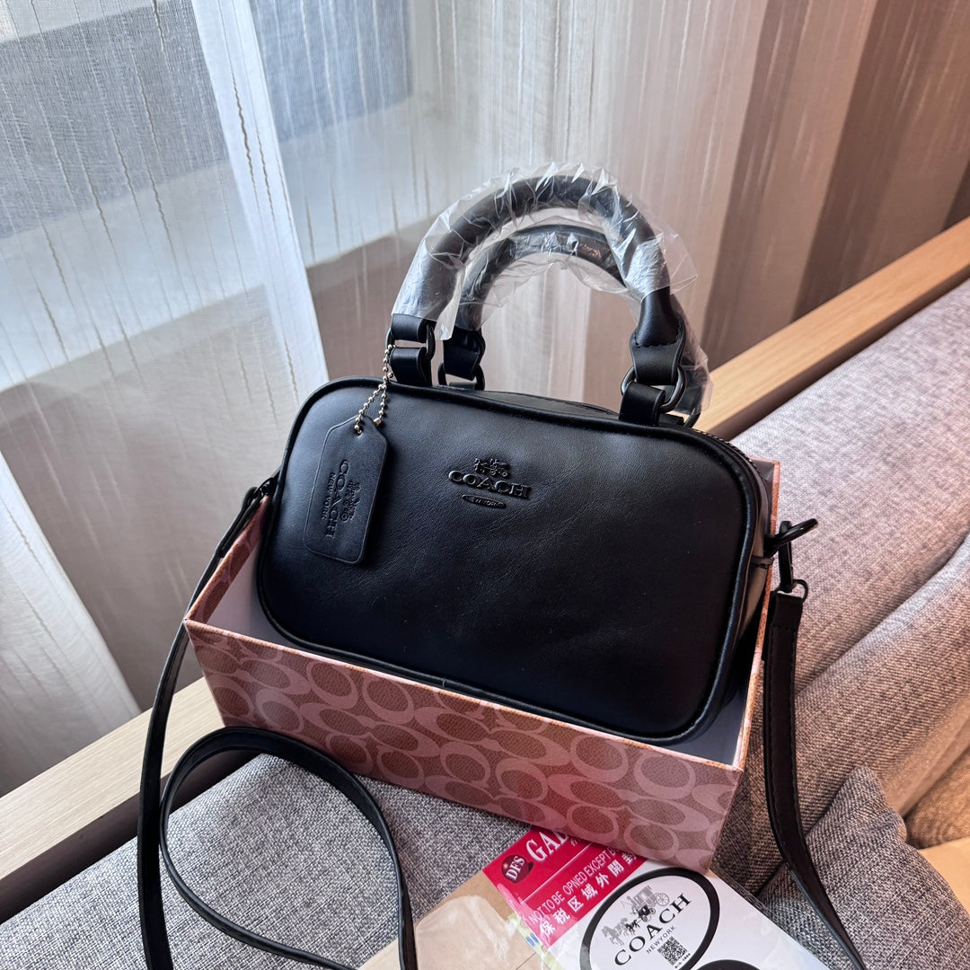 Elegant Leather Handbag: A Touch of Light Luxury - Iphonecasehouse