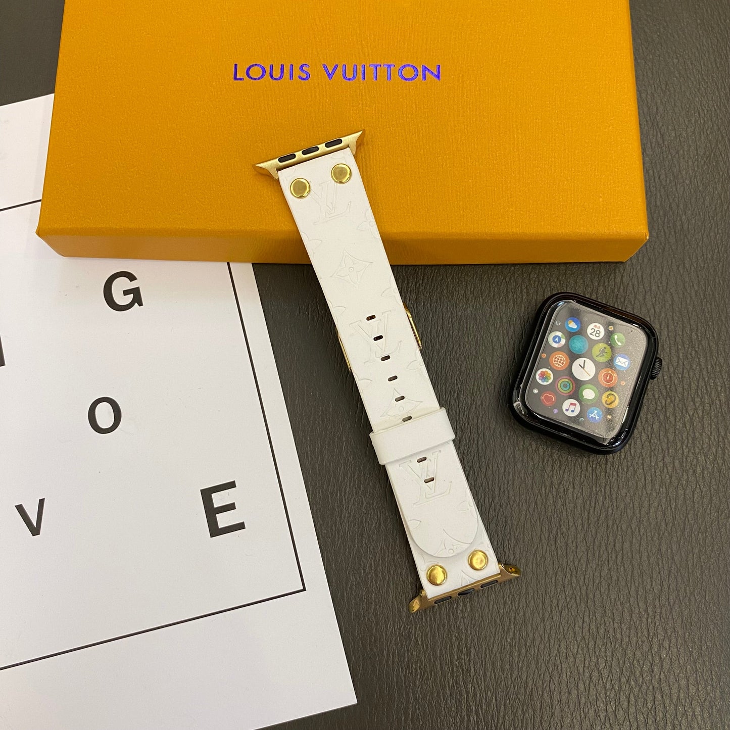 Bracelet de rechange Apple avec décoration en rivets et monogramme en relief WATCH BANDS - Iphonecasehouse