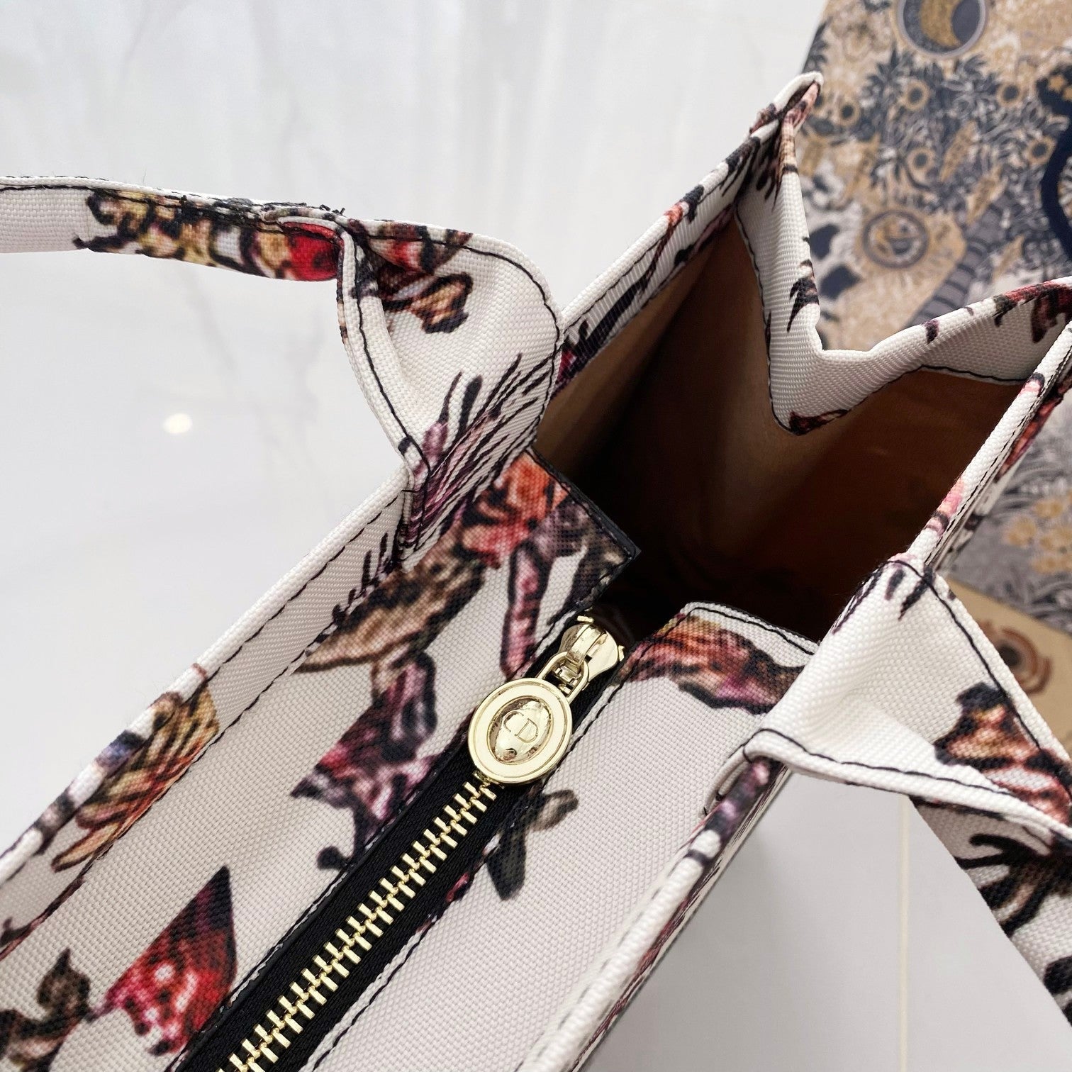Chic & Refined: Light Luxury Leather Handbag - Iphonecasehouse